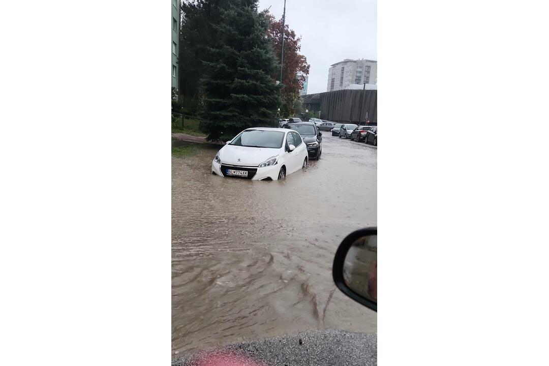 FOTO: V Lamači sa vylial potok. Obyvateľom zatopil pivnice, foto 1