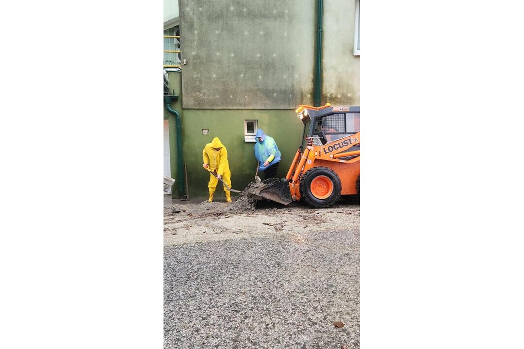 FOTO: V Lamači sa vylial potok. Obyvateľom zatopil pivnice, foto 2