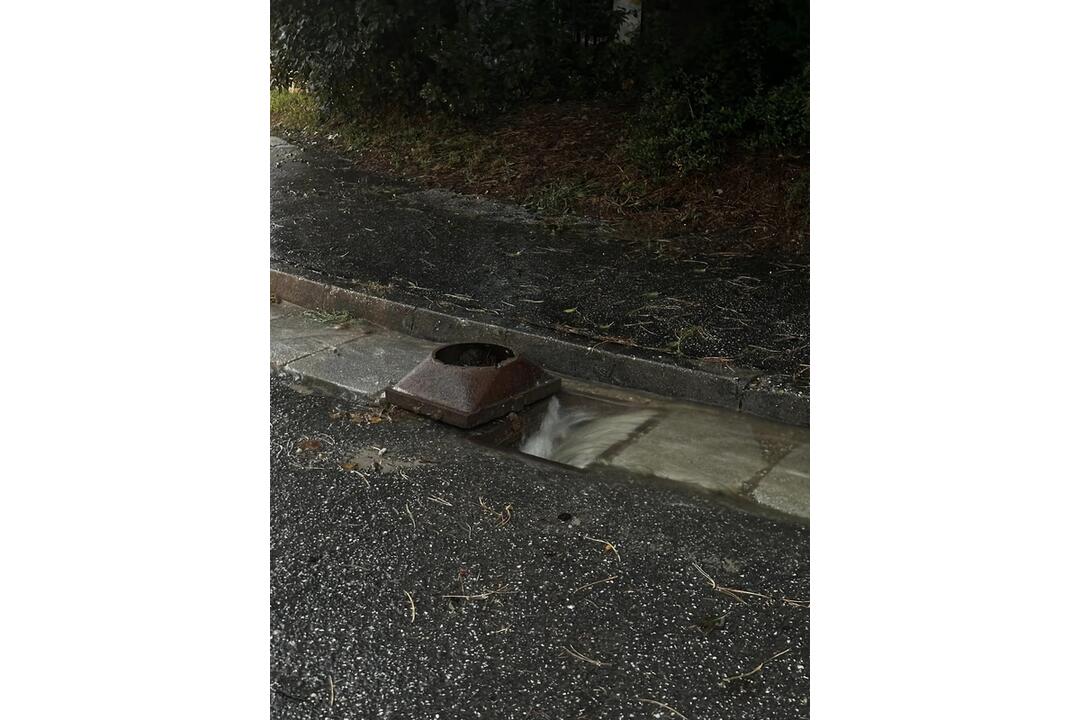 FOTO: V Lamači sa vylial potok. Obyvateľom zatopil pivnice, foto 4