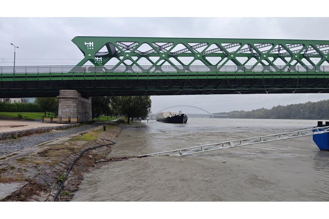 FOTO: Hladina Dunaja nebezpečne stúpa, v jeho okolí sú už zábrany, foto 1