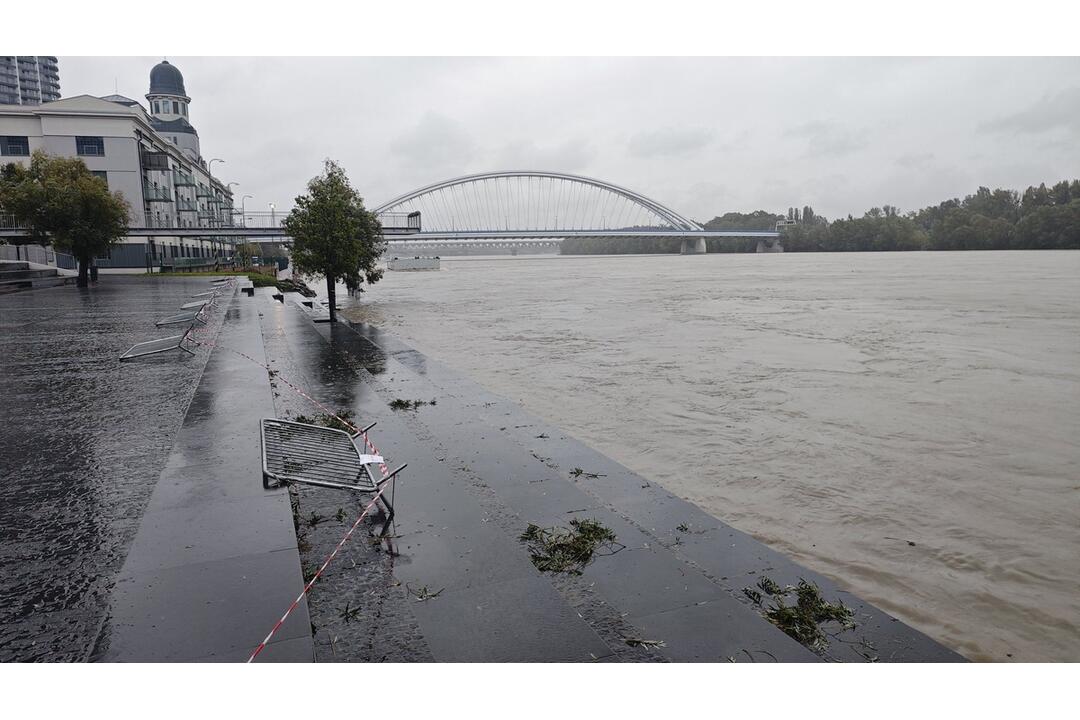FOTO: Hladina Dunaja nebezpečne stúpa, v jeho okolí sú už zábrany, foto 5