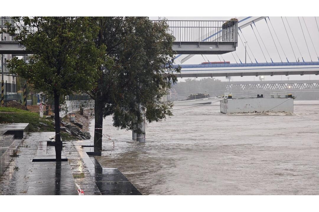 FOTO: Hladina Dunaja nebezpečne stúpa, v jeho okolí sú už zábrany, foto 6