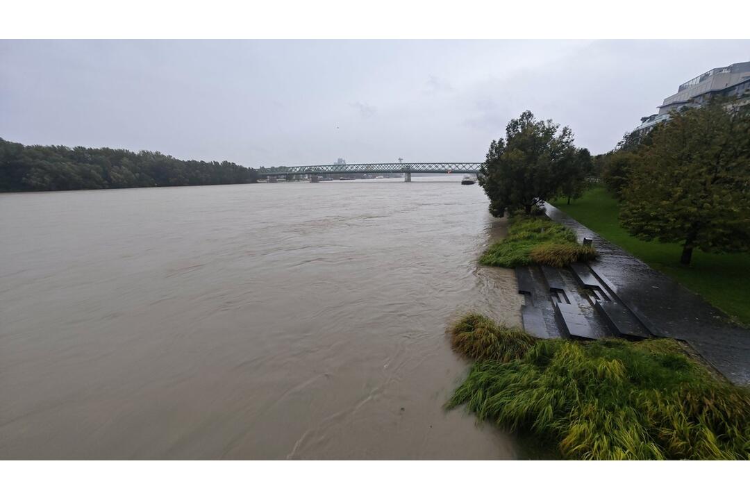 FOTO: Hladina Dunaja nebezpečne stúpa, v jeho okolí sú už zábrany, foto 7