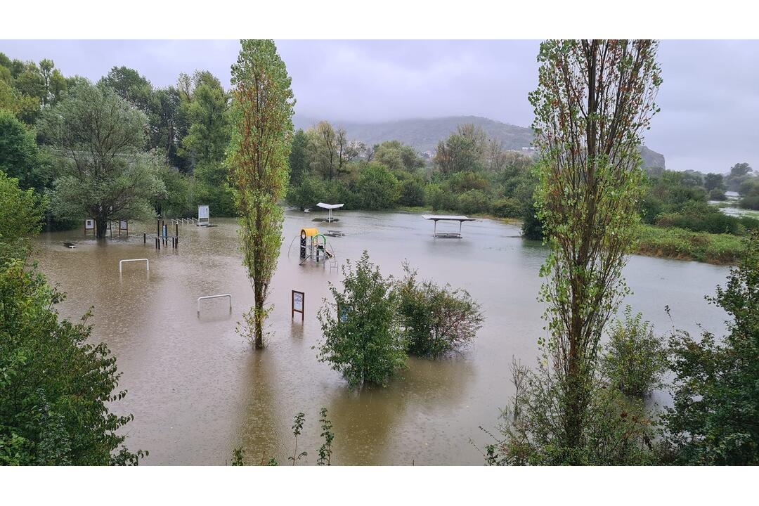 FOTO: Morava sa vylieva, zaplavuje Devínsku Novú Ves, foto 1