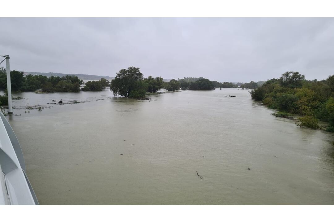 FOTO: Morava sa vylieva, zaplavuje Devínsku Novú Ves, foto 3
