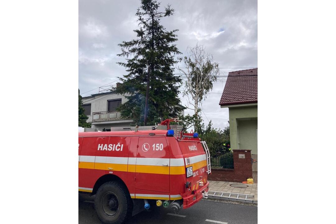 FOTO: Záplavy v Ivanke pri Dunaji. Hasiči odstraňujú rozsiahle škody, foto 1