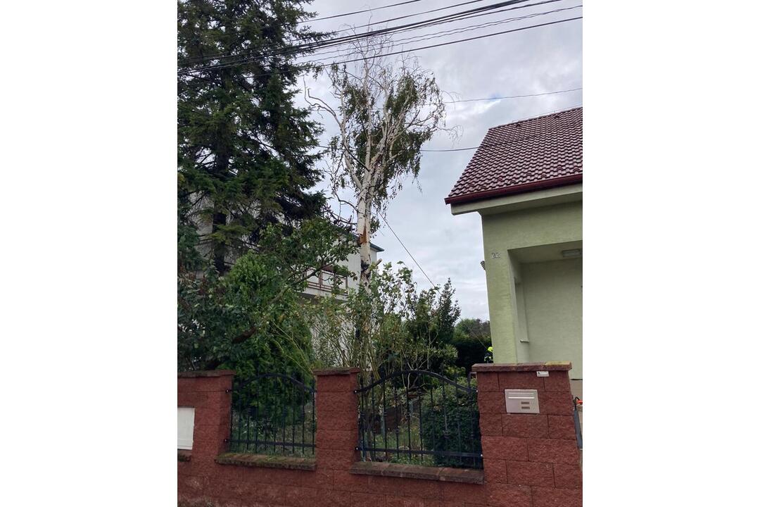 FOTO: Záplavy v Ivanke pri Dunaji. Hasiči odstraňujú rozsiahle škody, foto 2