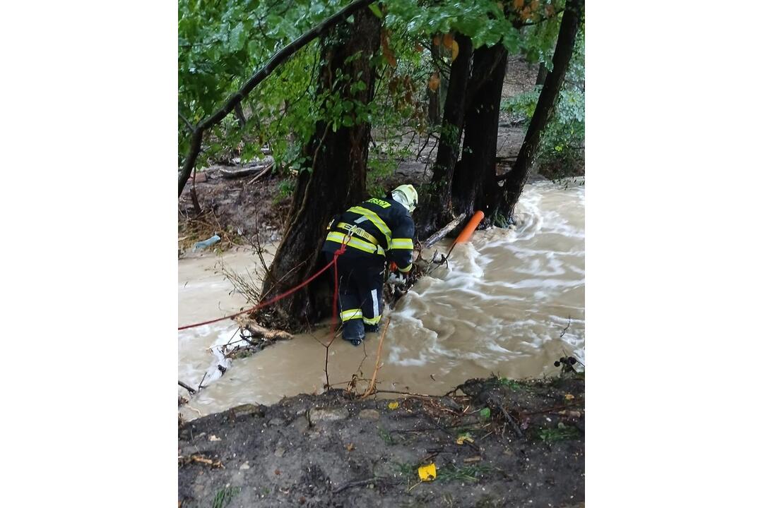 FOTO: Záplavy v Ivanke pri Dunaji. Hasiči odstraňujú rozsiahle škody, foto 3