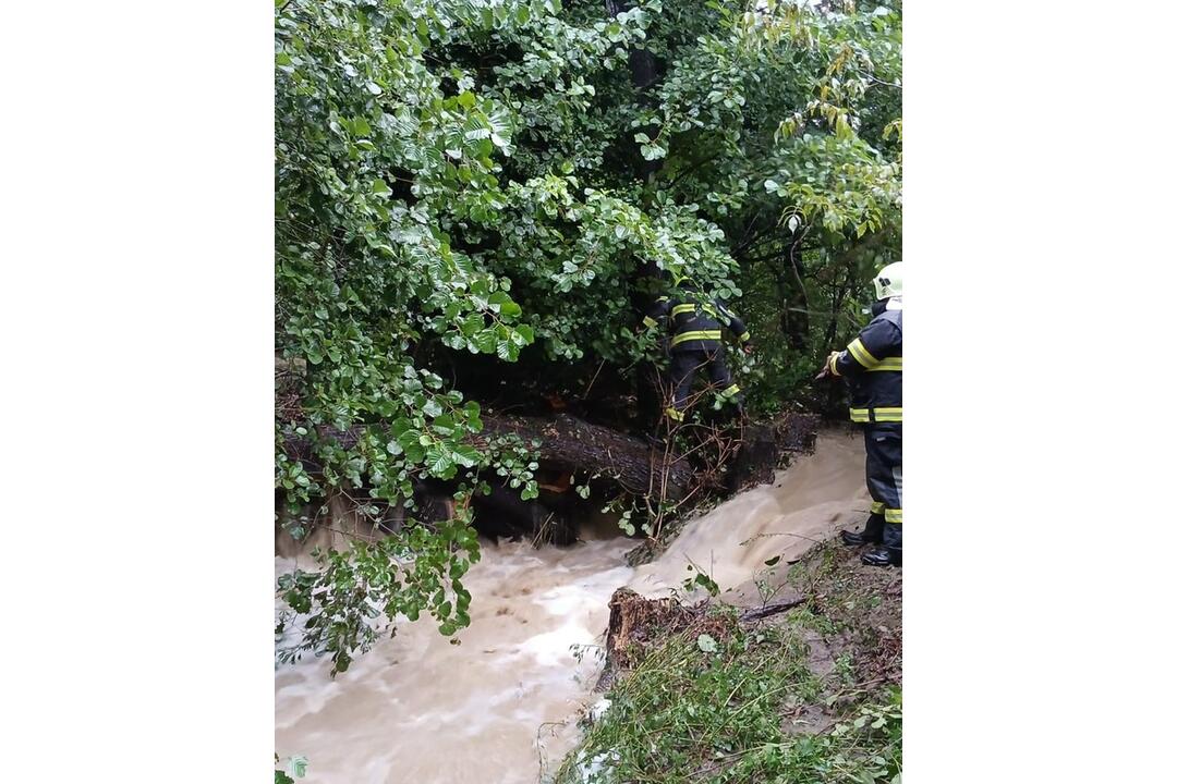FOTO: Záplavy v Ivanke pri Dunaji. Hasiči odstraňujú rozsiahle škody, foto 4
