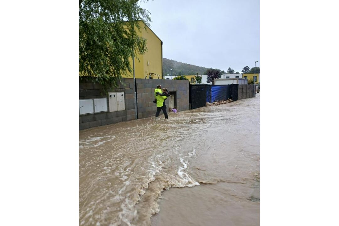 FOTO: Záplavy v Ivanke pri Dunaji. Hasiči odstraňujú rozsiahle škody, foto 5