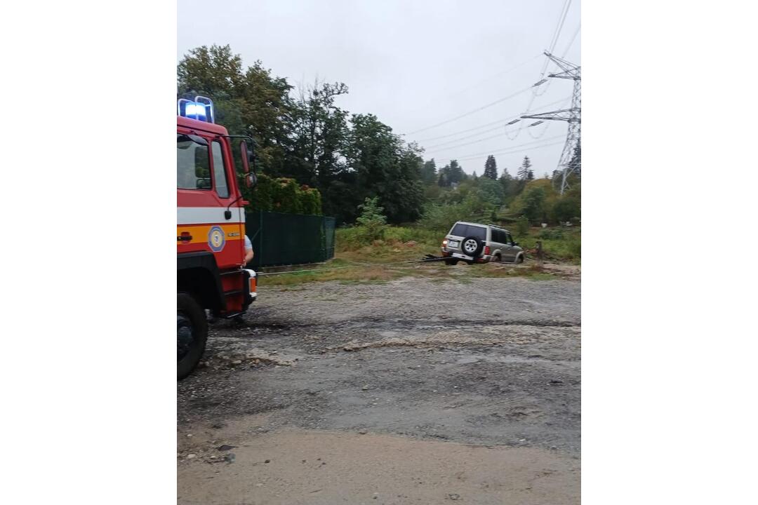 FOTO: Záplavy v Ivanke pri Dunaji. Hasiči odstraňujú rozsiahle škody, foto 8