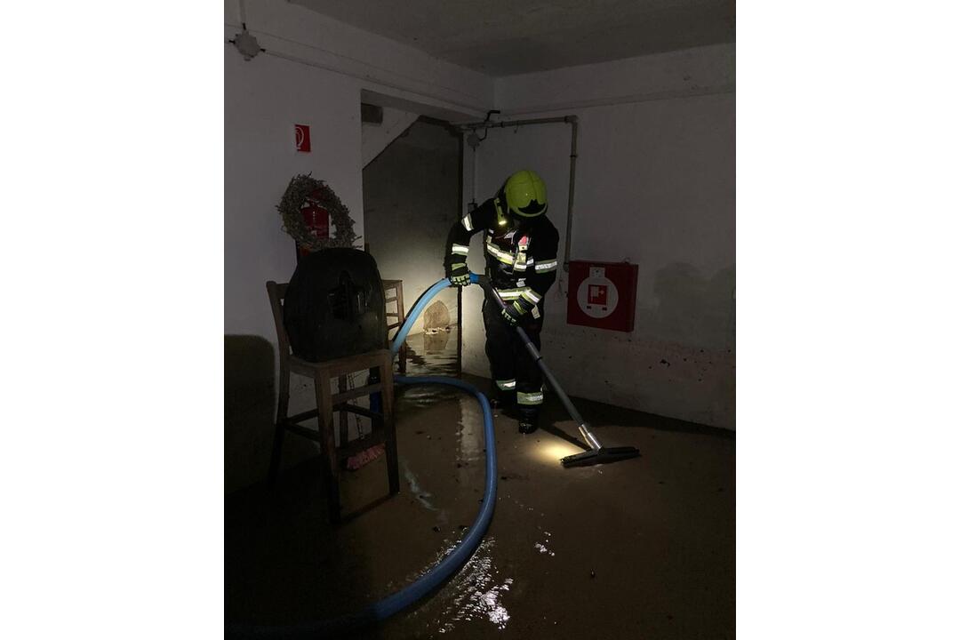 FOTO: Záplavy v Ivanke pri Dunaji. Hasiči odstraňujú rozsiahle škody, foto 9