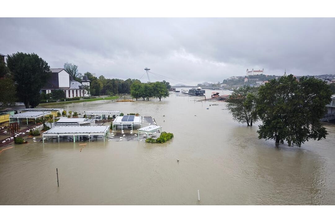 FOTO: Hladina Dunaja nebezpečne stúpa. Voda sa dostala až k budove ministerstva, foto 1