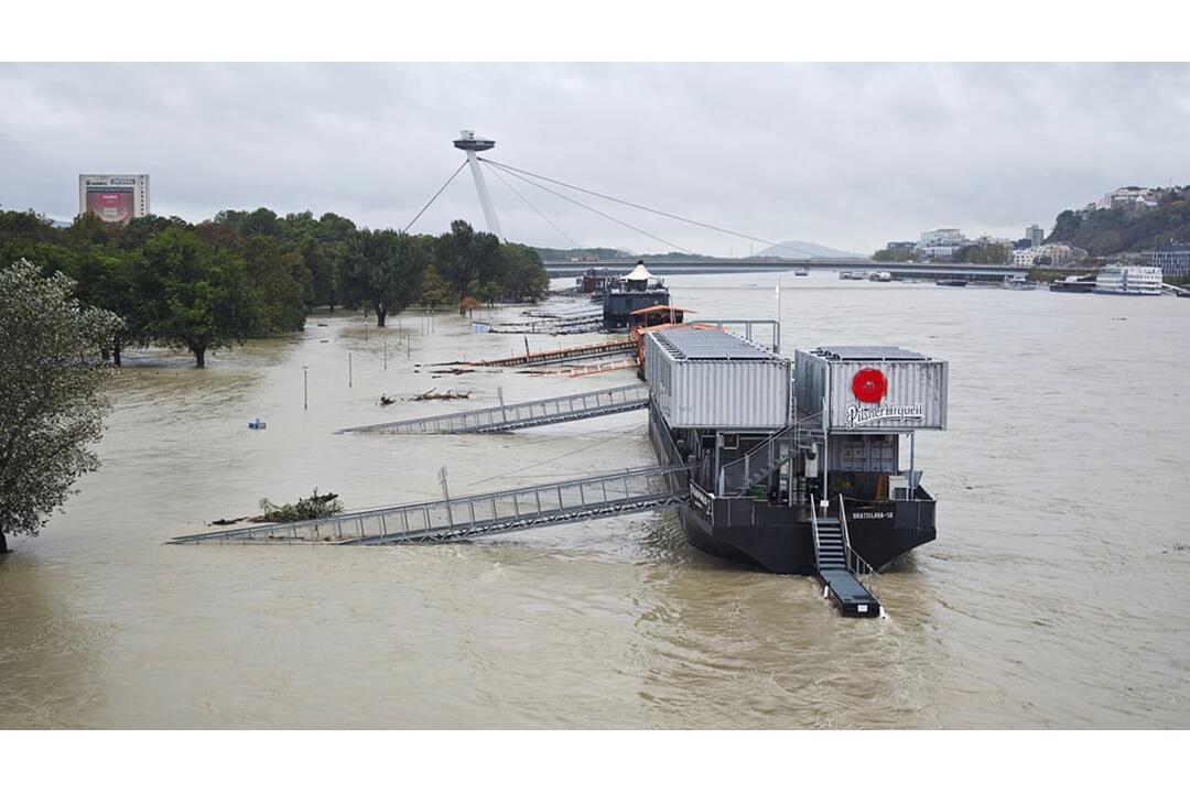 FOTO: Hladina Dunaja nebezpečne stúpa. Voda sa dostala až k budove ministerstva, foto 2