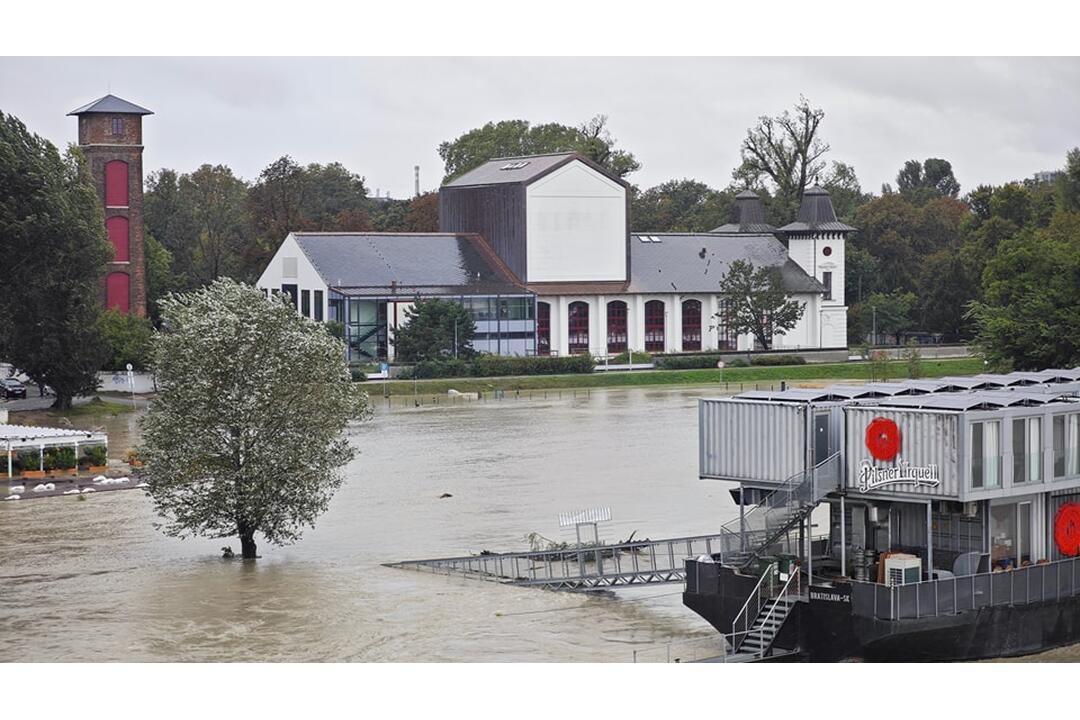 FOTO: Hladina Dunaja nebezpečne stúpa. Voda sa dostala až k budove ministerstva, foto 3