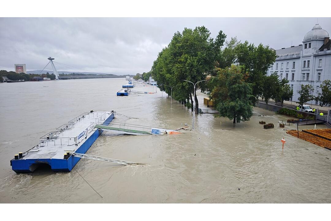 FOTO: Hladina Dunaja nebezpečne stúpa. Voda sa dostala až k budove ministerstva, foto 4