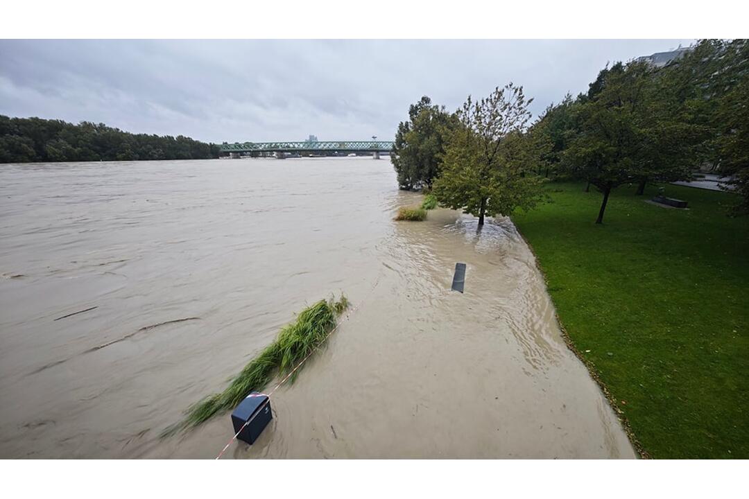 FOTO: Hladina Dunaja nebezpečne stúpa. Voda sa dostala až k budove ministerstva, foto 6