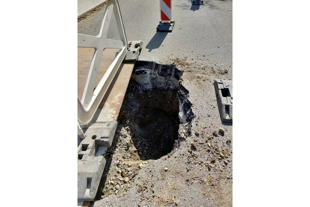 FOTO: V Podunajských Biskupiciach sa na jednej z ulíc prepadla časť cesty, foto 1