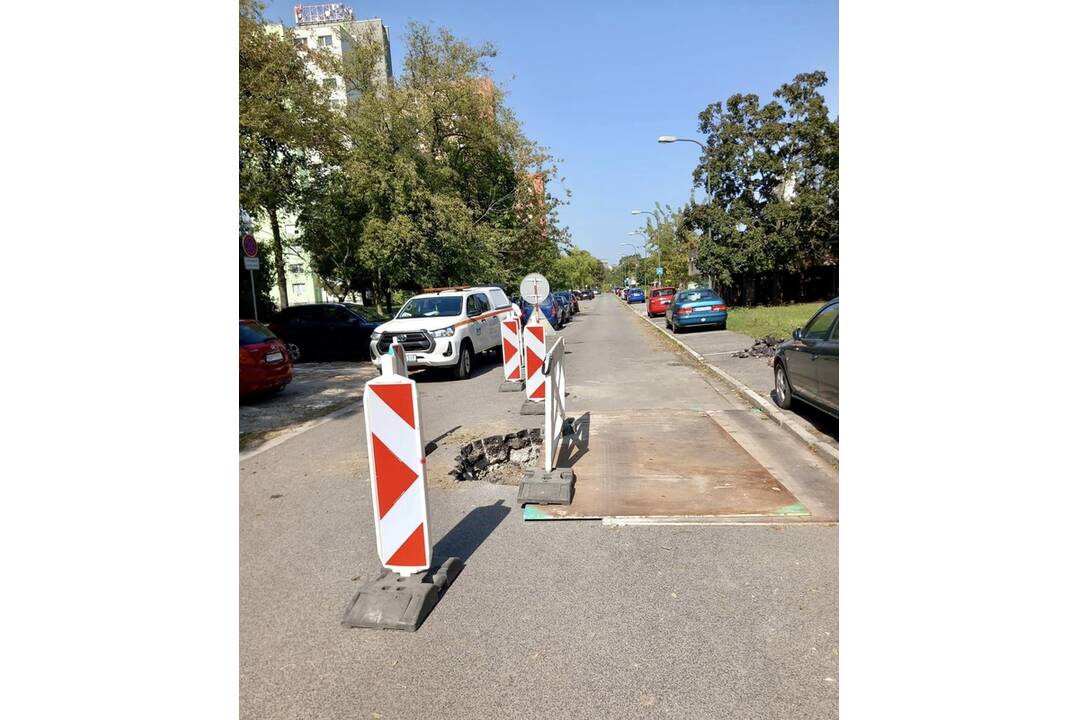 FOTO: V Podunajských Biskupiciach sa na jednej z ulíc prepadla časť cesty, foto 2