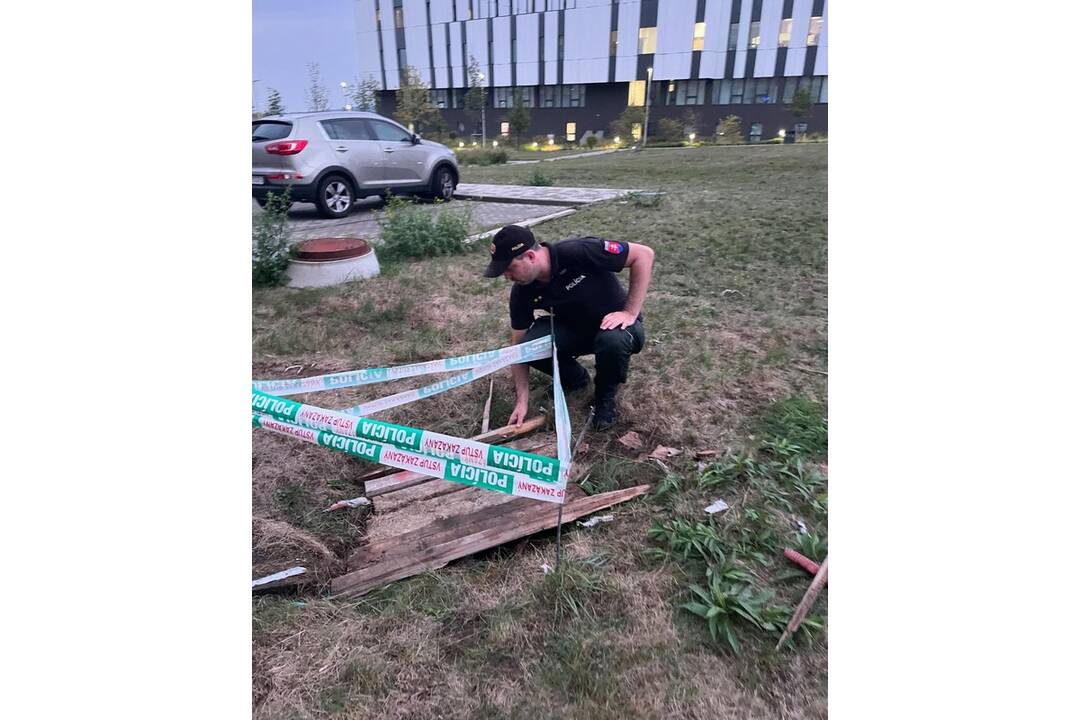 FOTO: Pri Nemocnici Bory spadlo do šachty dieťa, takmer neprežilo, foto 1