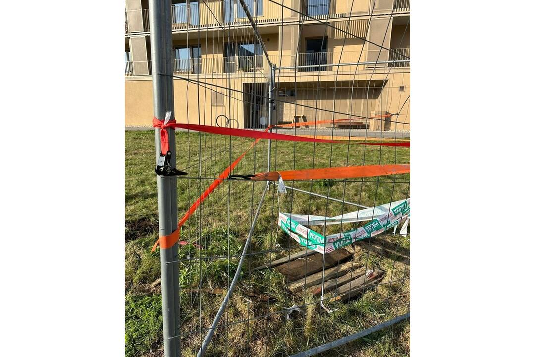 FOTO: Pri Nemocnici Bory spadlo do šachty dieťa, takmer neprežilo, foto 4