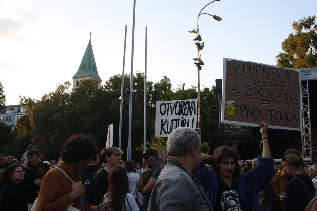 FOTO: Kultúrny štrajk v Bratislave. Na pódiu vystúpil aj Tomáš Maštalír, foto 12