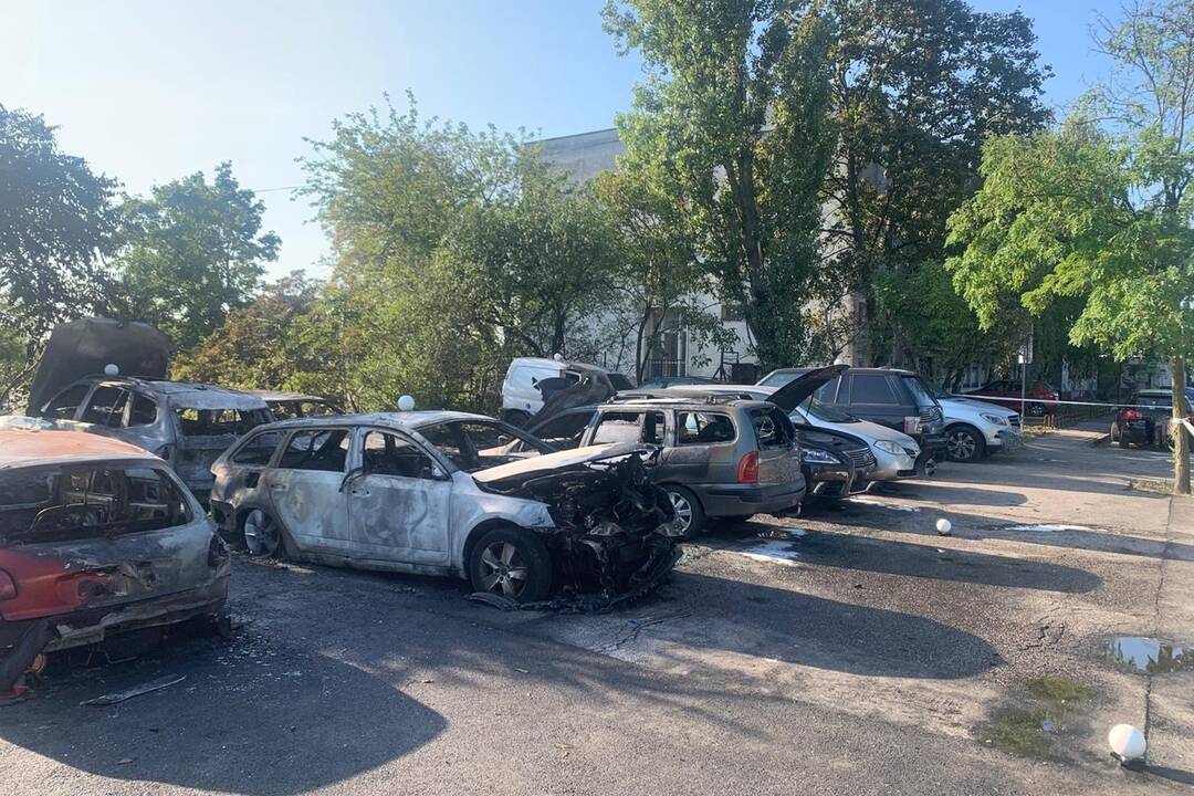 FOTO: Nočný požiar áut na Pionierskej , foto 2