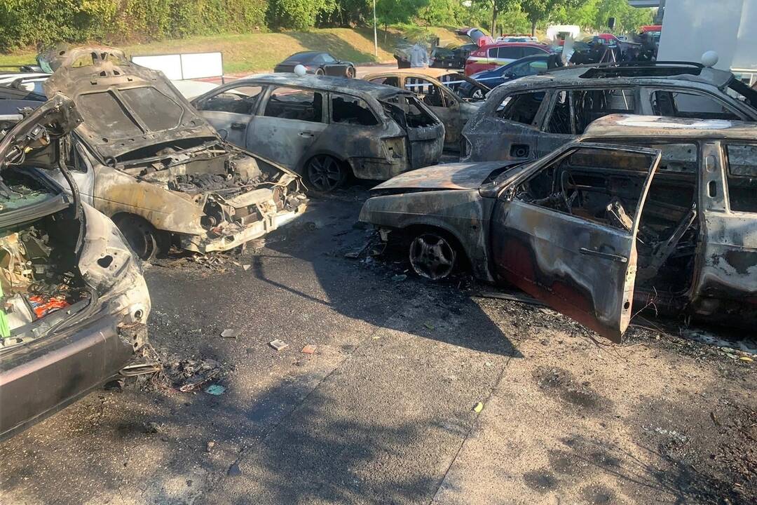 FOTO: Nočný požiar áut na Pionierskej , foto 3