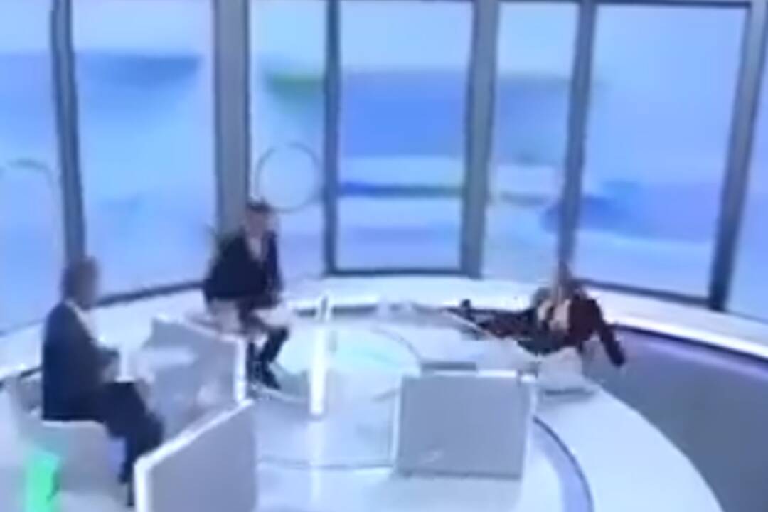 FOTO: Poslanec Huliak spadol zo stoličky v STVR , foto 1