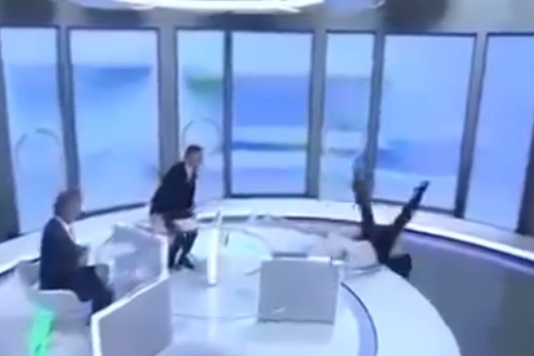 FOTO: Poslanec Huliak spadol zo stoličky v STVR , foto 2