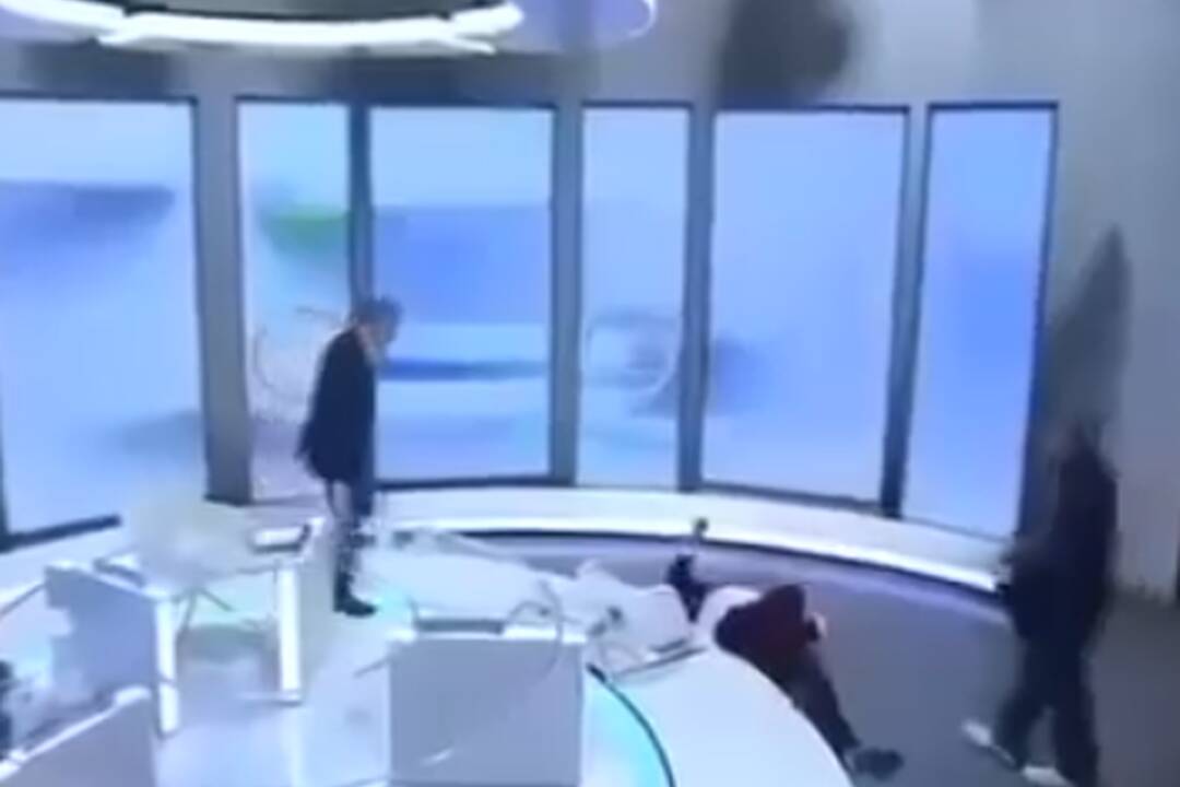 FOTO: Poslanec Huliak spadol zo stoličky v STVR , foto 3