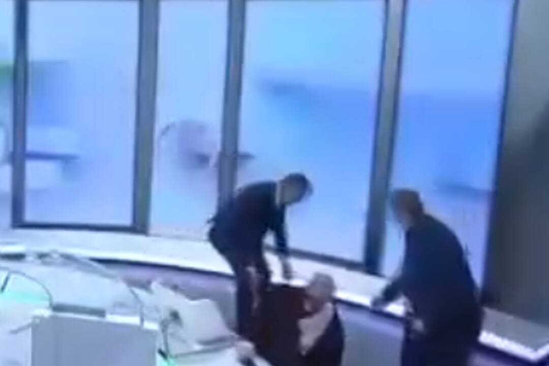 FOTO: Poslanec Huliak spadol zo stoličky v STVR , foto 4