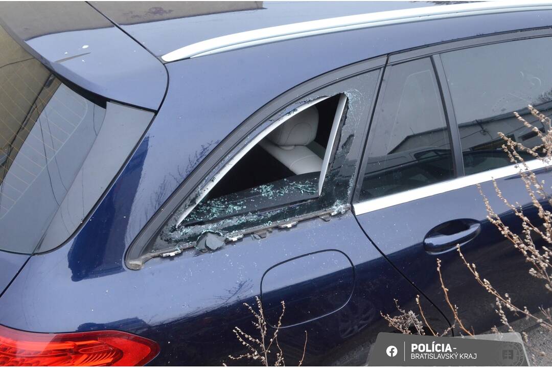 FOTO: Skrutkovačom poškodil 16 vozidiel , foto 4