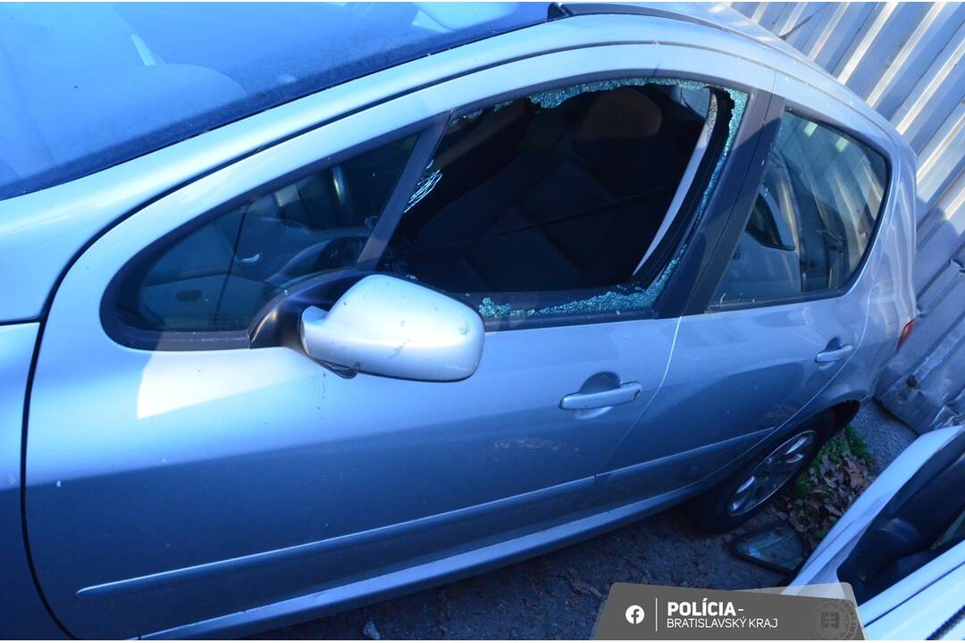 FOTO: Skrutkovačom poškodil 16 vozidiel , foto 5