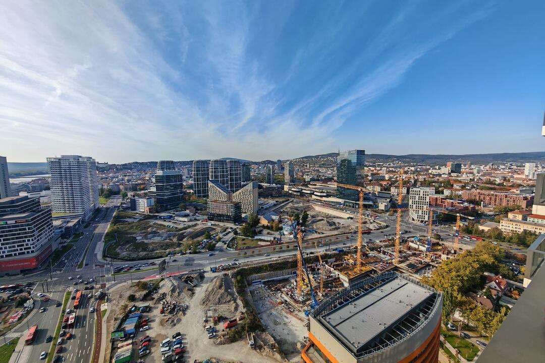 FOTO: Takto vyzerá pohľad na Bratislavu z budovy Klingerka, foto 2