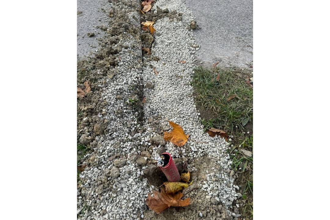 FOTO: Krádež elektrických káblov v parku v Dúbravke, foto 4