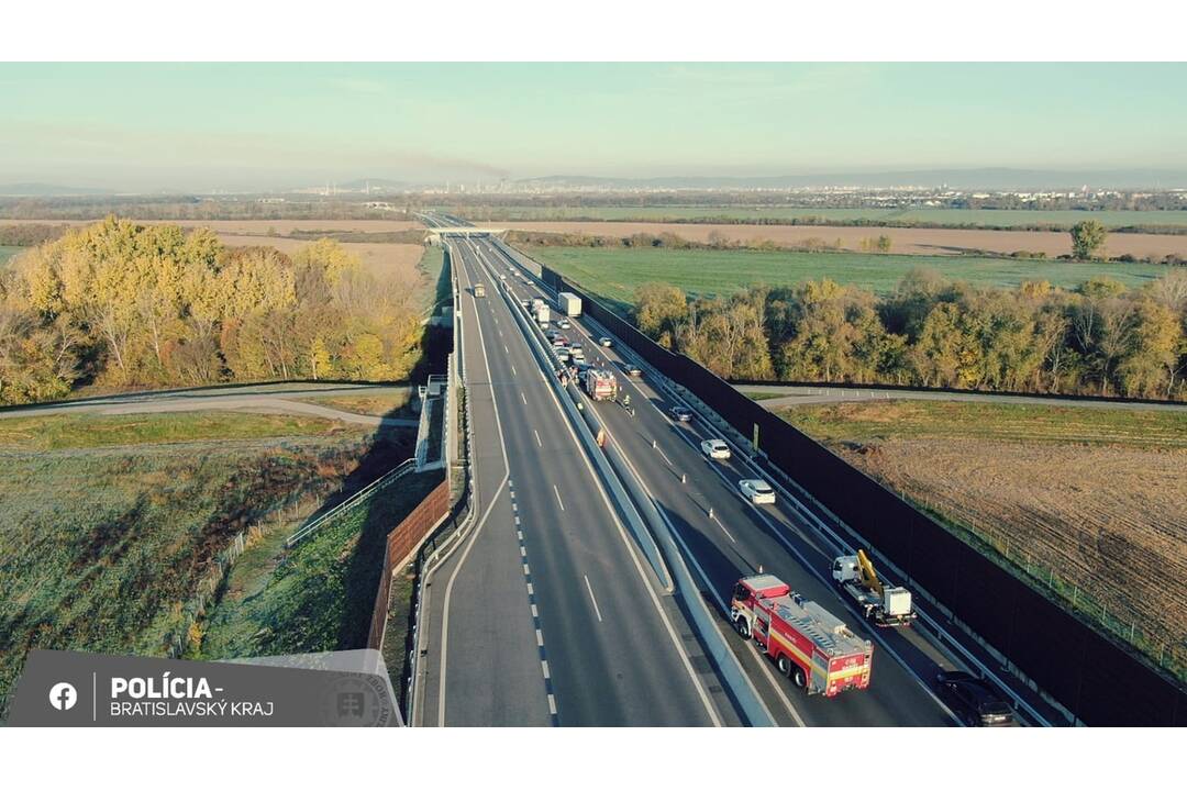 FOTO: Hromadná nehoda siedmych vozidiel na R7, foto 2