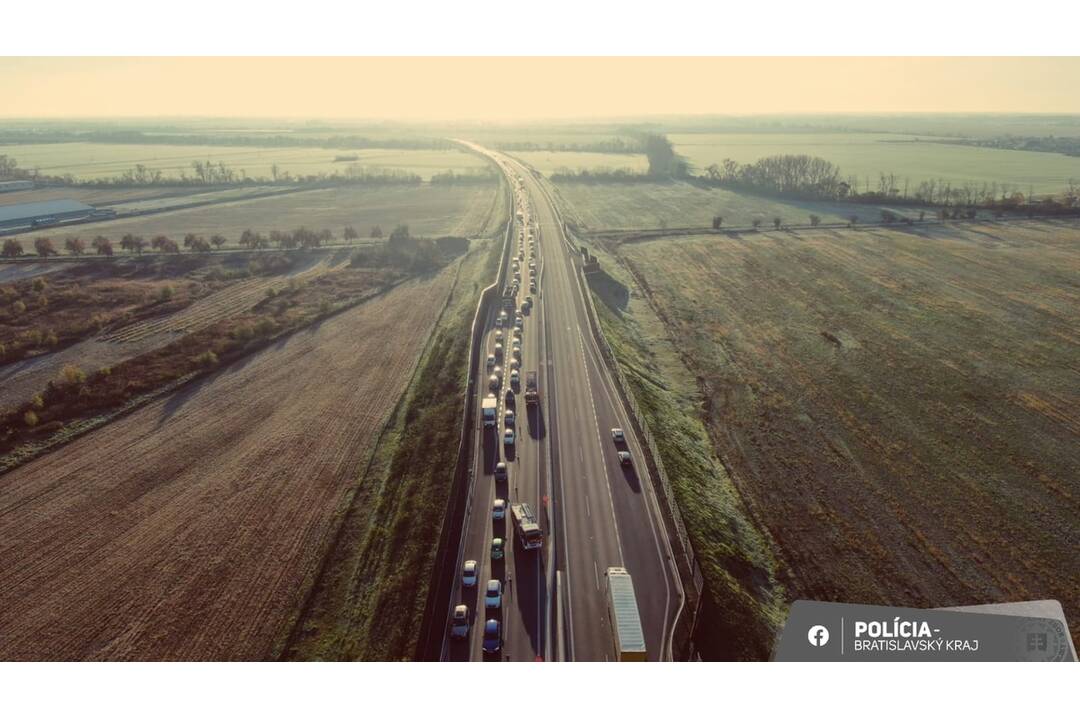 FOTO: Hromadná nehoda siedmych vozidiel na R7, foto 3
