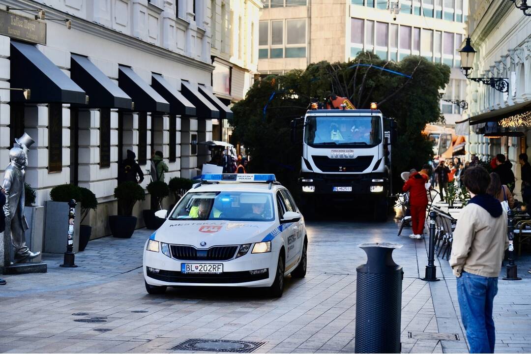 FOTO: Takto prevážali a stavali tohtoročný vianočný stromček v centre Bratislavy, foto 6