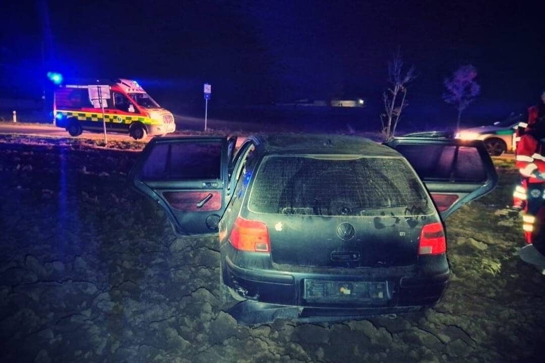 FOTO: Auto dvoch mladíkov skončilo prevrátené v poli, foto 1