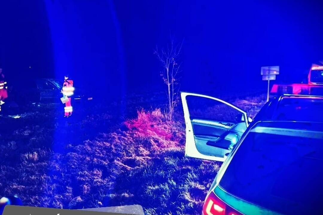 FOTO: Auto dvoch mladíkov skončilo prevrátené v poli, foto 2