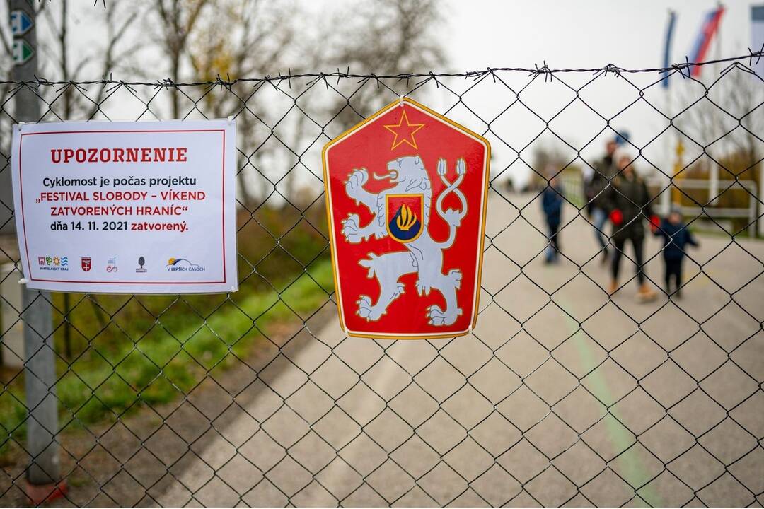 FOTO: Počas víkendu bude Cyklomost slobody oplotený ostnatým drôtom, foto 1