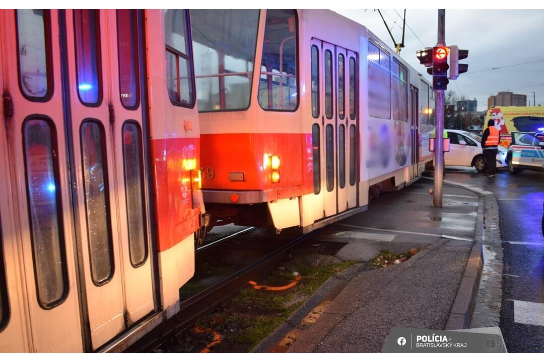 FOTO: Polícia hľadá svedkov smrteľnej nehody v Bratislave, foto 1
