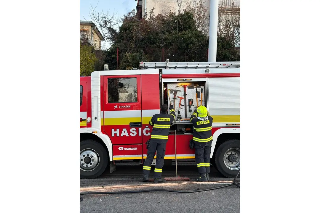 FOTO: Hasiči ráno zasahovali na Botanickej ulici v Bratislave, zrazili sa tu dve autá, foto 9