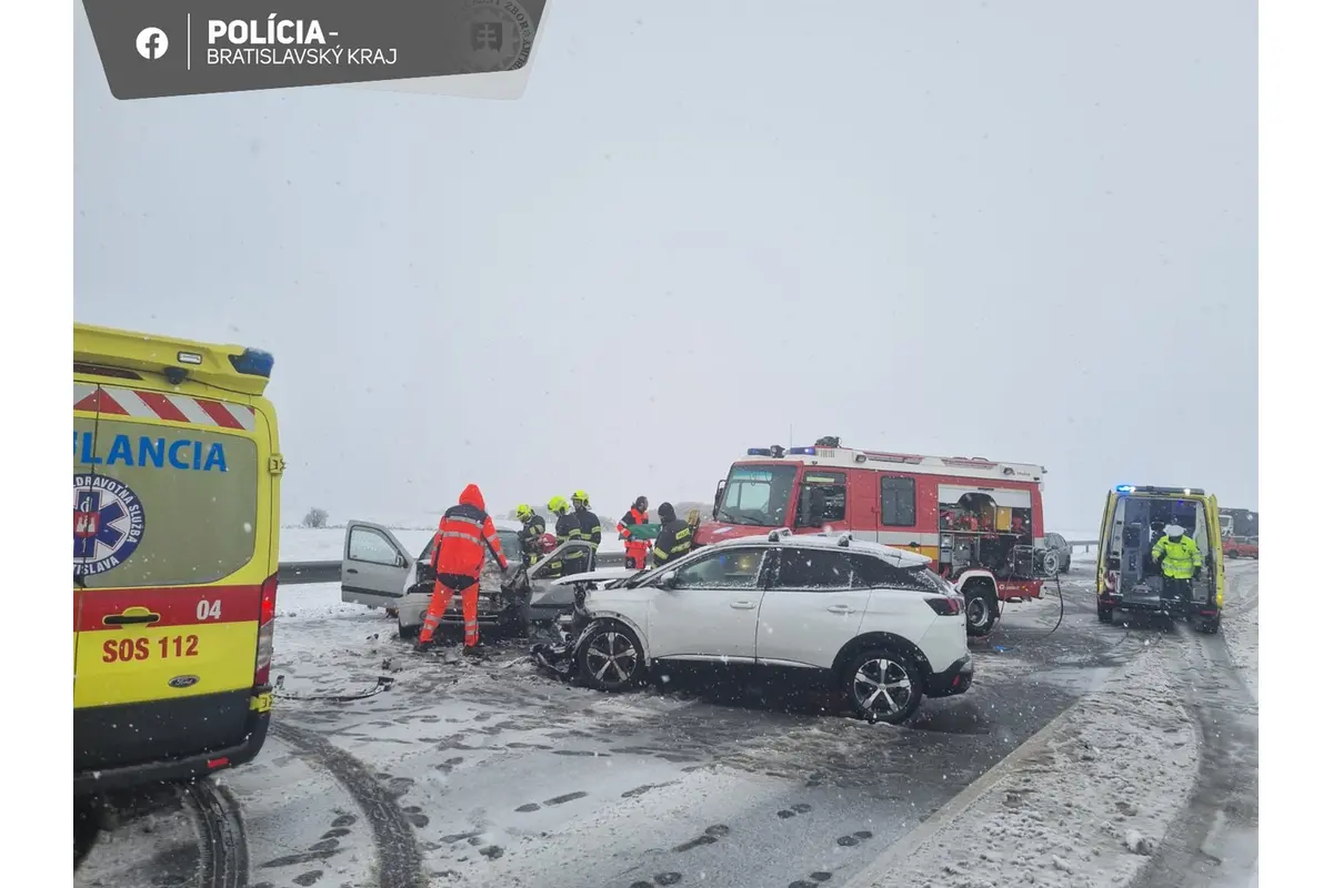 FOTO: Vážna nehoda na D4, diaľnicu uzavreli, foto 2