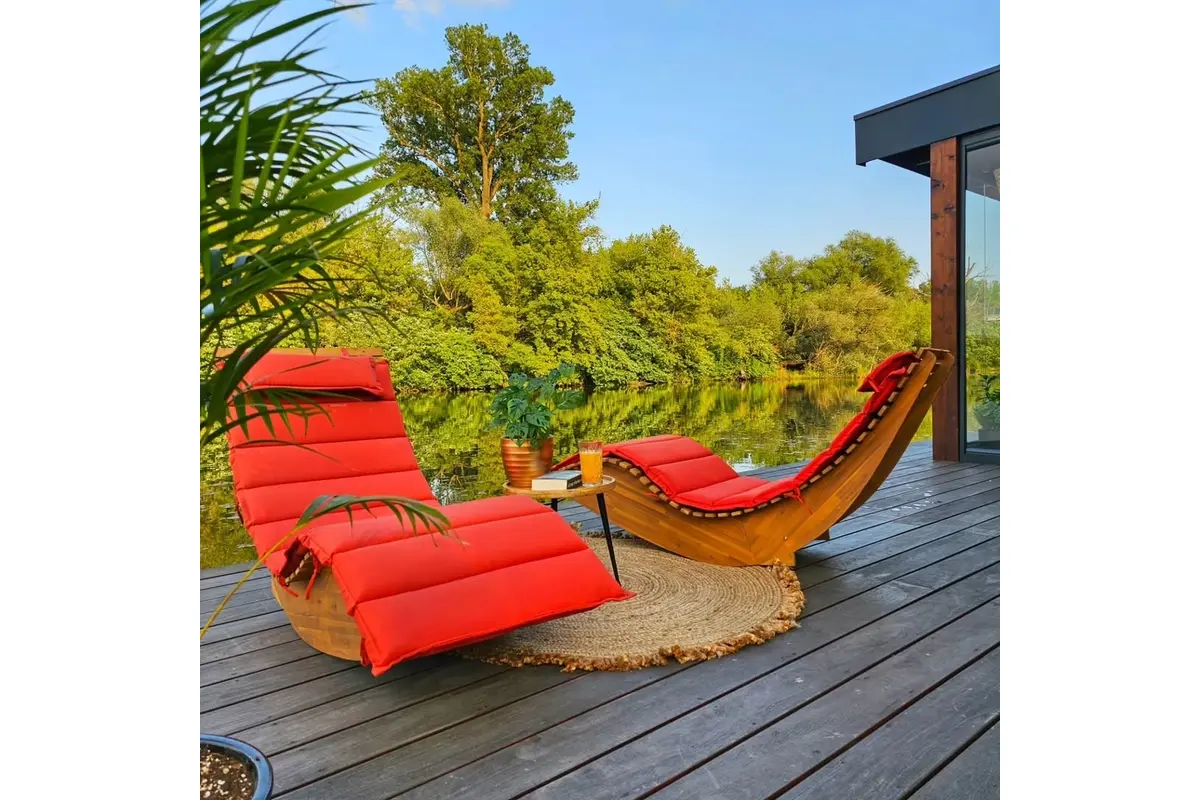 FOTO: Na Jaroveckom ramene horí hausbót, v jednom z nich býva aj známa moderátorka, foto 3