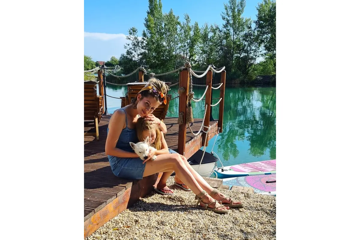 FOTO: Na Jaroveckom ramene horí hausbót, v jednom z nich býva aj známa moderátorka, foto 2