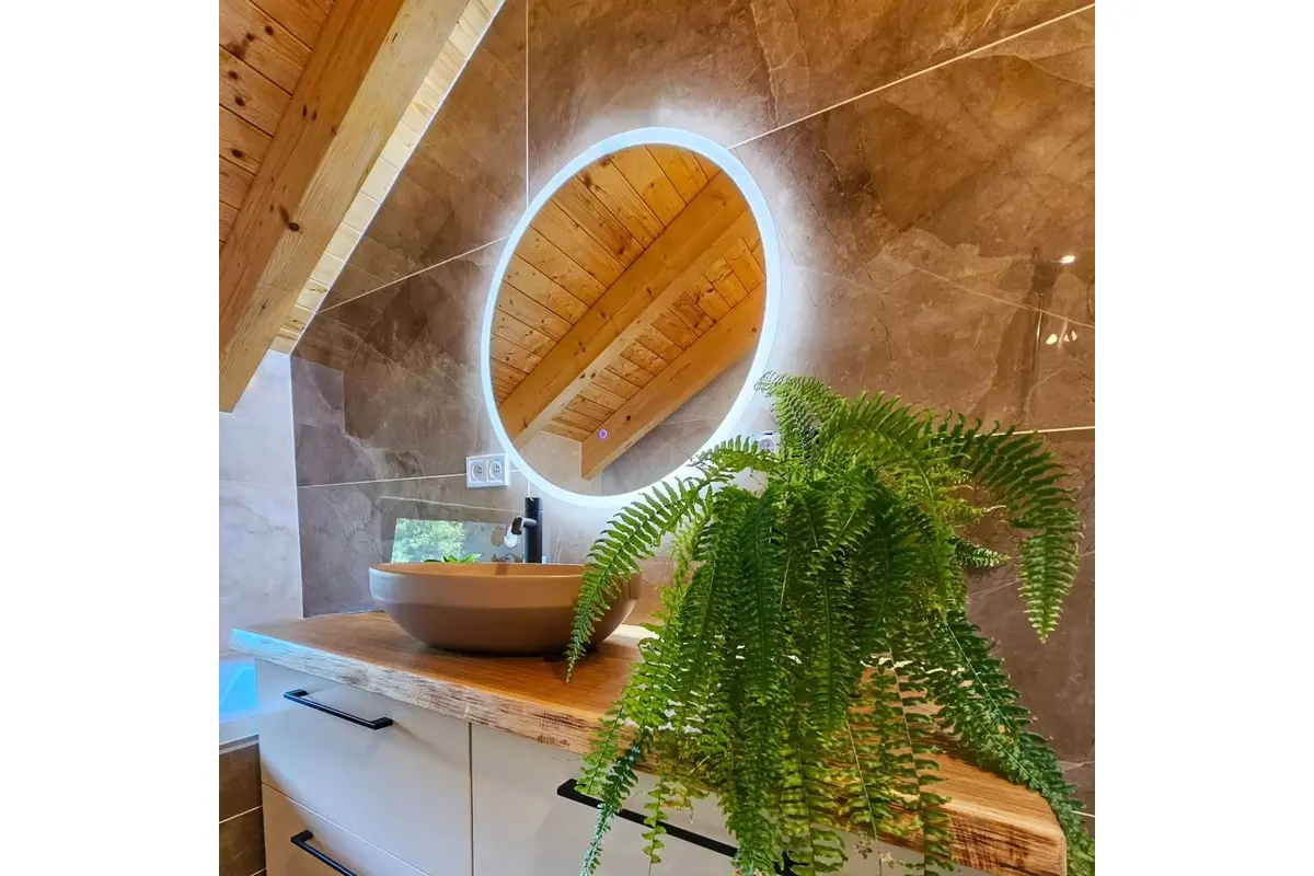 FOTO: Na Jaroveckom ramene horí hausbót, v jednom z nich býva aj známa moderátorka, foto 4