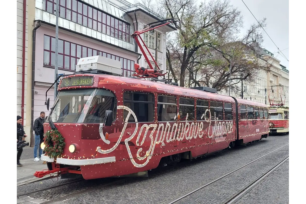 FOTO: V Bratislave začala premávať vianočná električka, foto 2