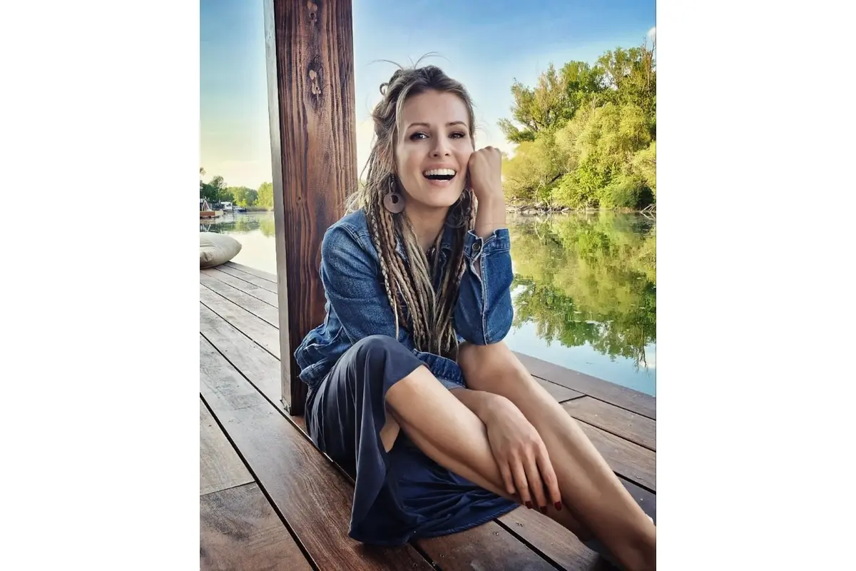 FOTO: Na Jaroveckom ramene horí hausbót, v jednom z nich býva aj známa moderátorka, foto 5